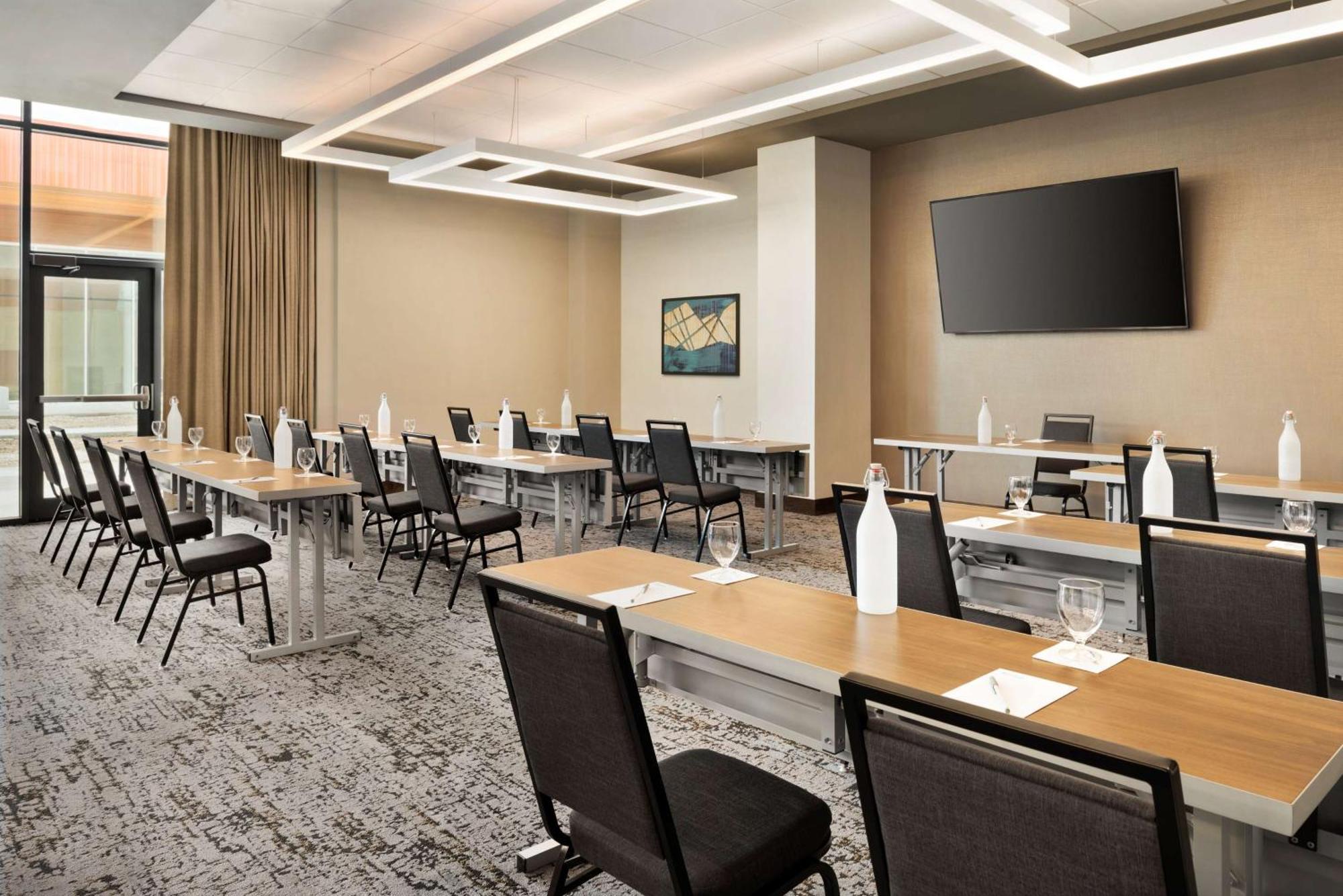 Hilton Garden Inn Milwaukee Brookfield Conference Center Ngoại thất bức ảnh