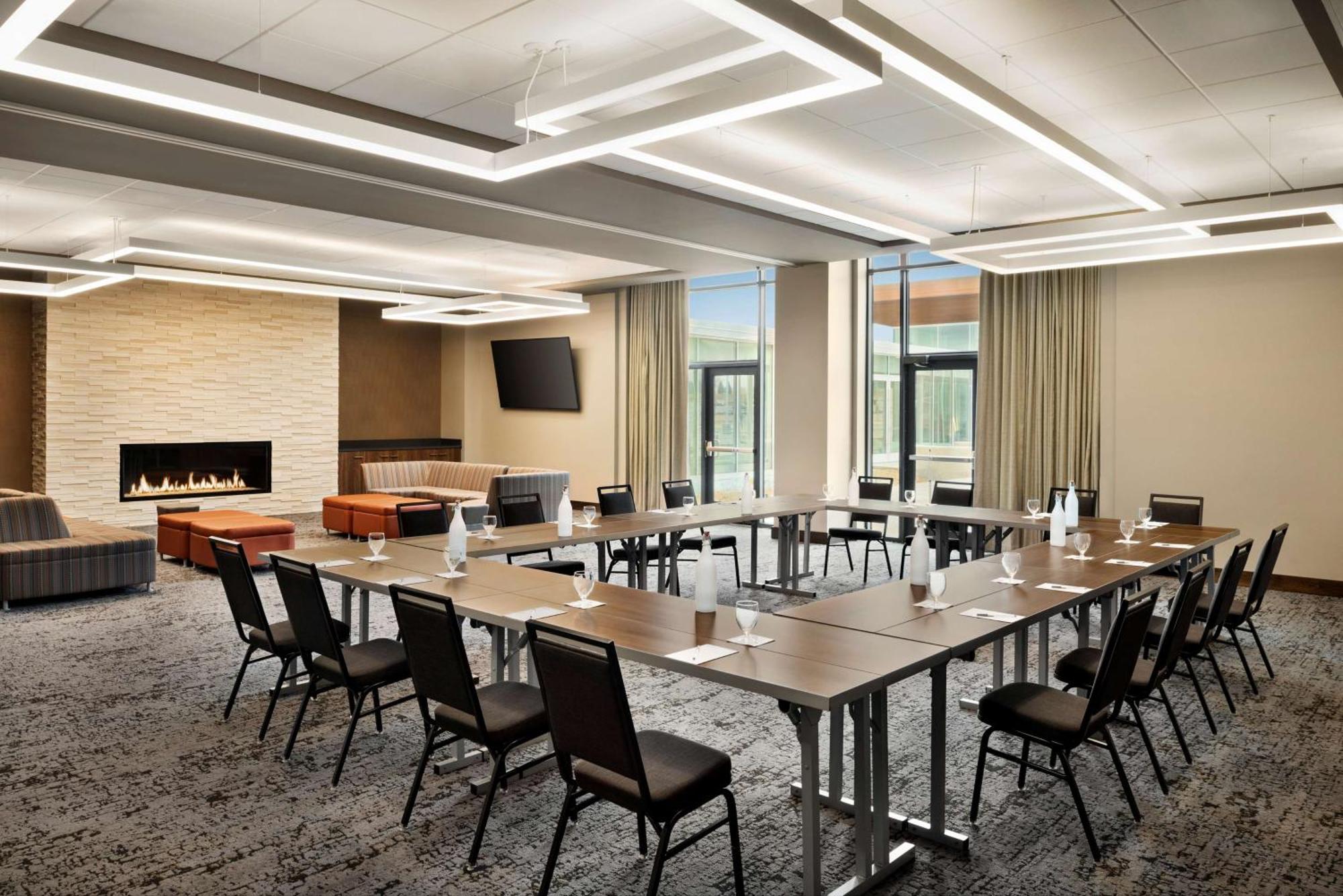 Hilton Garden Inn Milwaukee Brookfield Conference Center Ngoại thất bức ảnh