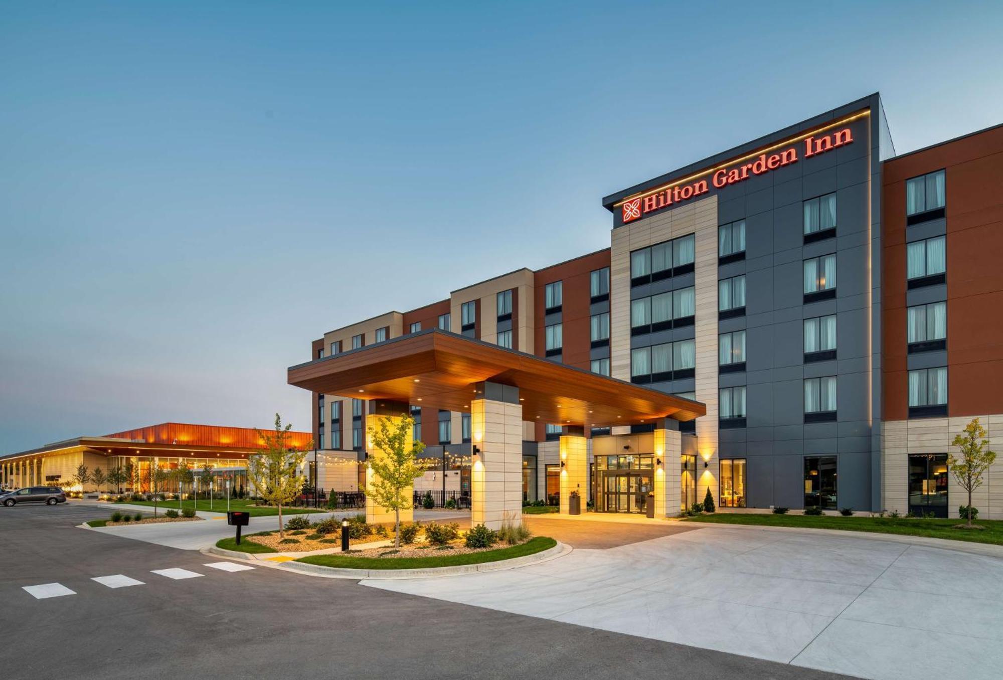 Hilton Garden Inn Milwaukee Brookfield Conference Center Ngoại thất bức ảnh